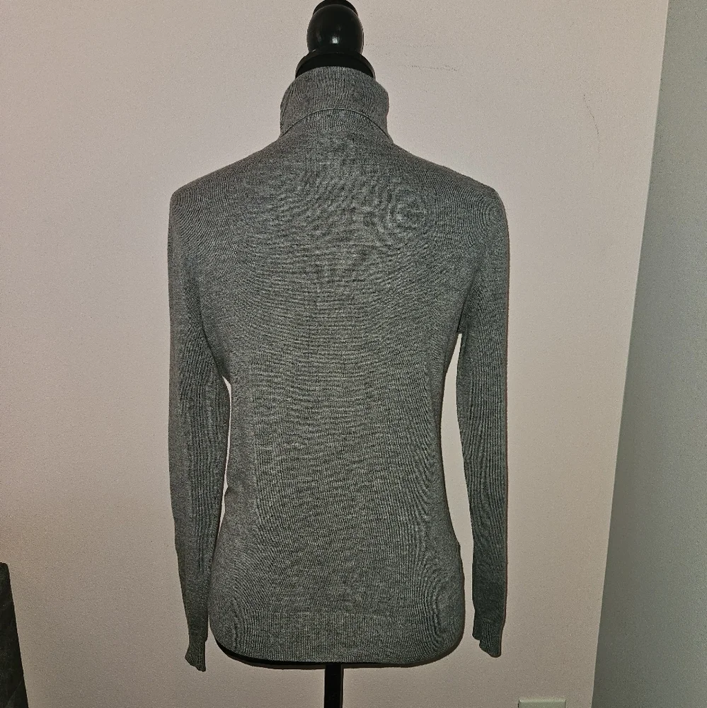 Ann Taylor Gray Sweater - Size Medium - Picture 3 of 6